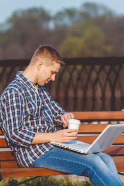 Açık havada çalışan uzak kavramı