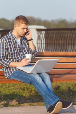 Açık havada çalışan uzak kavramı