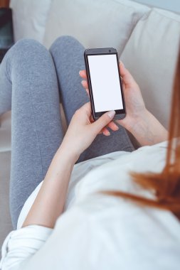 Kız telefonu el ile kanepede