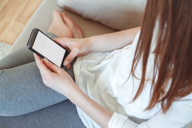 Kız telefonu el ile kanepede