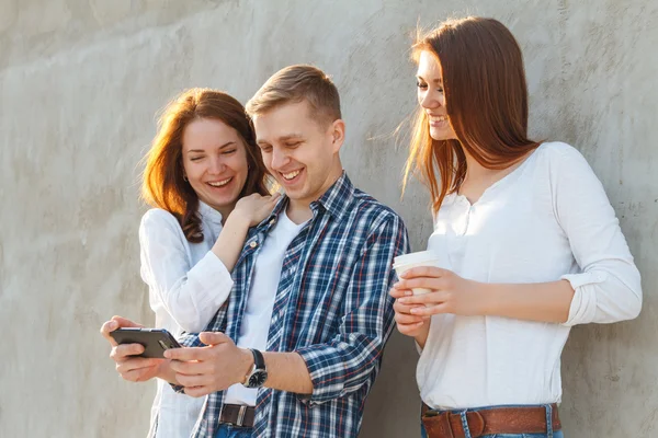 Gençler eğleniyor şirket