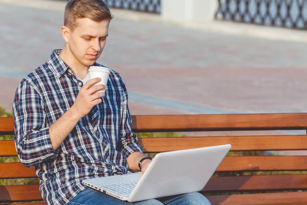 Açık havada çalışan uzak kavramı