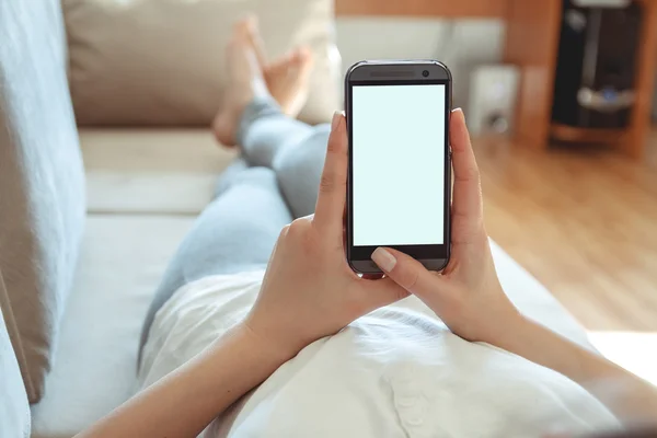 Kız telefonu el ile kanepede