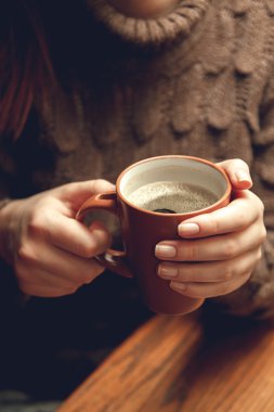 kadın elinde kahve fincanı