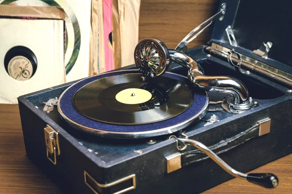 Antiguo gramófono para tocadiscos —  Fotos de Stock