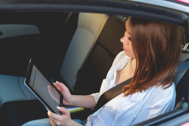 Tablet elinde olan kadın