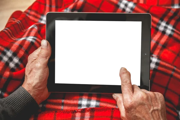Senior sosteniendo una tableta en las manos — Foto de Stock