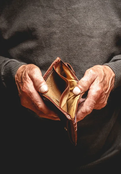 Senior sieht leere Geldbörse — Stockfoto