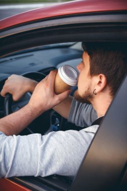 Bir adam kahve içme bir araba