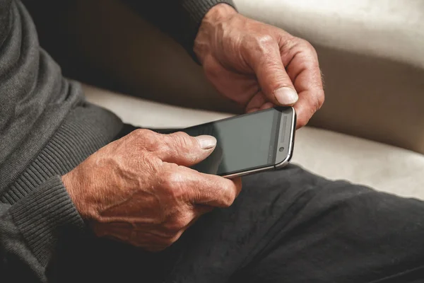 Senior con teléfono celular — Foto de Stock