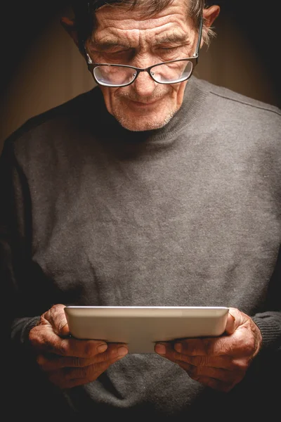 Старший держит планшет в руках — стоковое фото