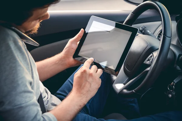 Araba süren bir adam.