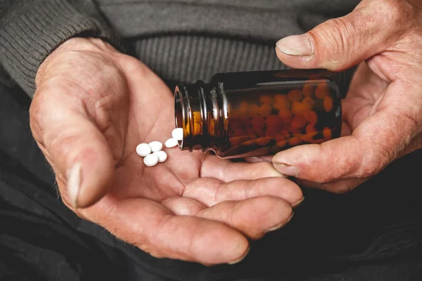 Viele Tabletten in den Händen der Seniorin — Stockfoto