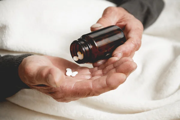 Viele Tabletten in den Händen der Seniorin — Stockfoto