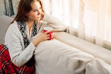 Koltukta oturan genç kadın.