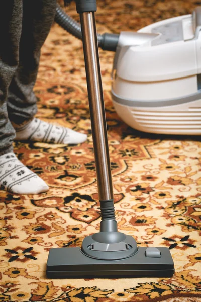 Aspirador en una alfombra persa . — Foto de Stock