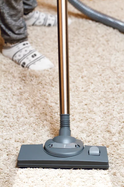 Woman vacuuming the carpet — Stock Photo, Image