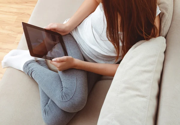 Meisje op de bank. — Stockfoto