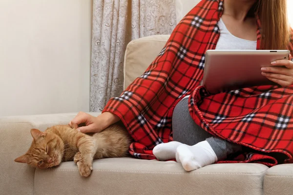 Koltukta oturan genç kadın.