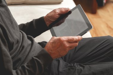 Bir tablet elinde tutan kıdemli
