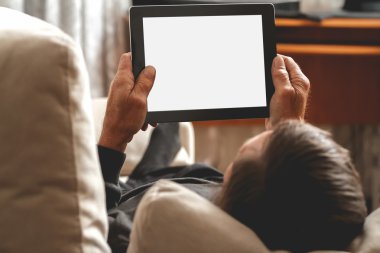 Bir tablet elinde tutan kıdemli