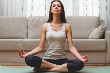 Egzersiz yapan genç bir kadın..