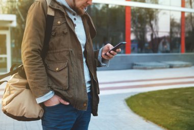 Telefon elinde olan genç bir adam portresi