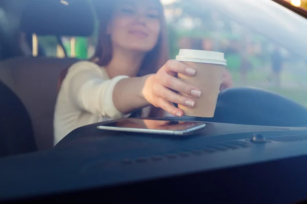 The girl behind the wheel of a car — Stock Photo, Image