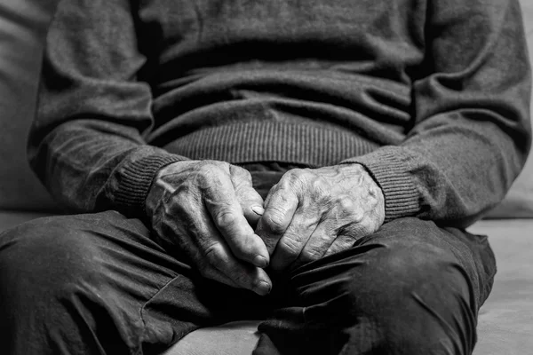 Idős ember kezében — Stock Fotó