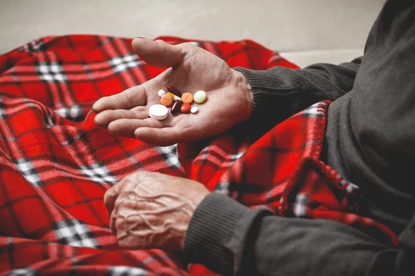 Viele Tabletten in den Händen der Seniorin — Stockfoto