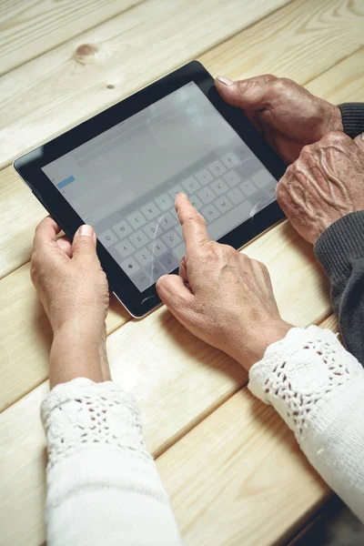 Casal de idosos com tablet — Fotografia de Stock