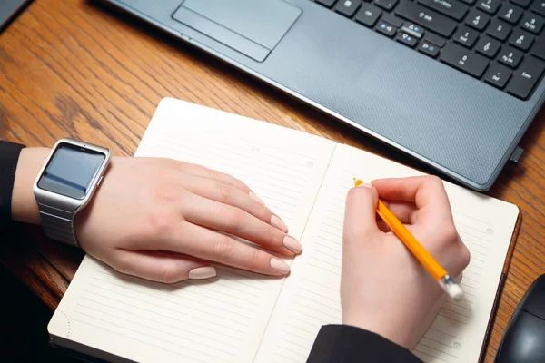 Der junge Designer bei der Arbeit — Stockfoto