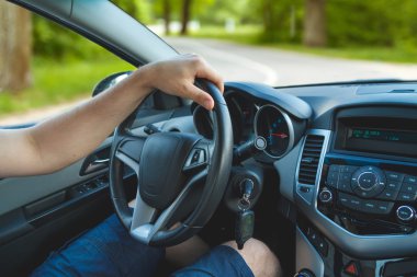 Araba süren bir adam.