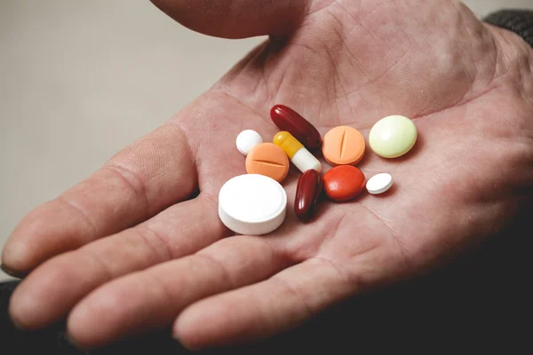 Wiele tabletek w rękach seniorów — Zdjęcie stockowe