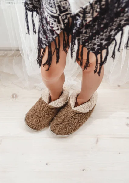 Женские Ноги Теплых Уютных Тапочках Дома — стоковое фото