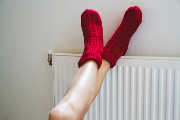 Young Woman Warm Cozy Knitted Socks Warms Her Legs Radiator — Stock Photo, Image