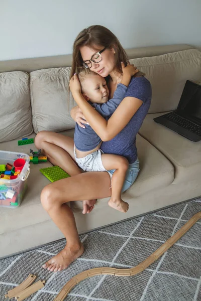 Mamá Hijo Pequeño Abrazan Juegan Juntos Mientras Están Sentados Sofá — Foto de Stock