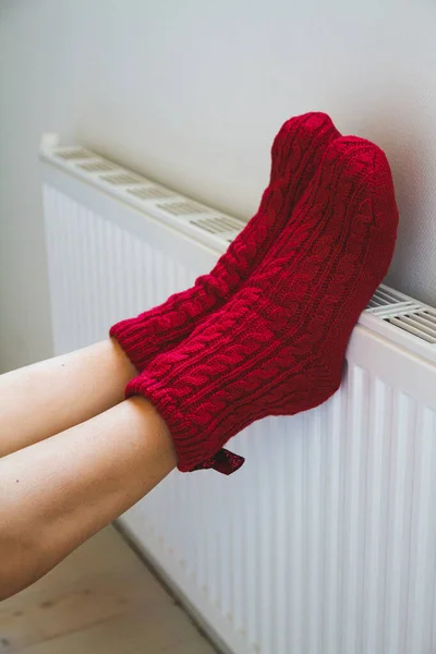 따뜻하고 양말을 여자가 냉각기에 다리를 덥히고 — 스톡 사진