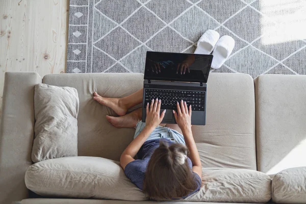 Mujer Joven Feliz Sentado Sofá Uso Computadora Portátil Casa —  Fotos de Stock