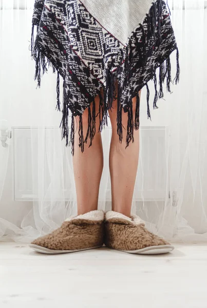家で暖かい居心地の良いスリッパで女性の足 — ストック写真