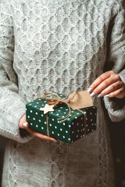 Kadınların elinde şirin bir Noel hediyesi