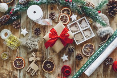Noel aksesuarları ve ahşap arka planda yeni yıl hediyesi.
