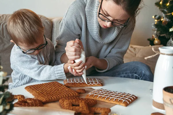 Little Boy Mom Decorate Christmas Gingerbread House Together — Stock Photo, Image