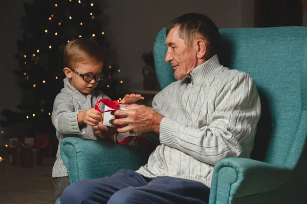 Abuelo Anciano Nieto Dan Abren Regalo Navidad Fondo Árbol Navidad — Foto de Stock