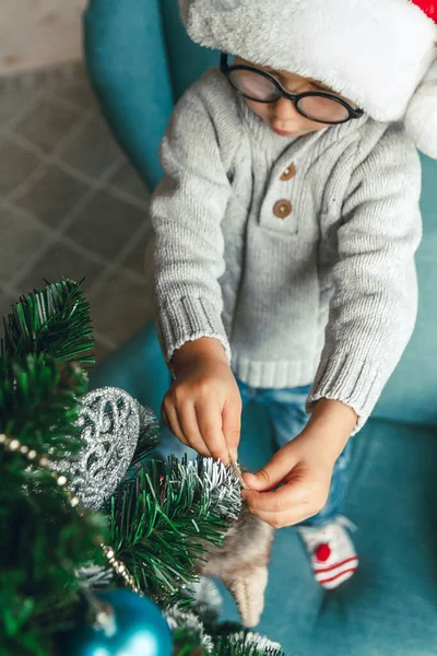 一个小男孩装饰着一棵圣诞树 — 图库照片