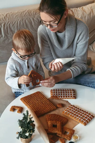 Little Boy Mom Decorate Christmas Gingerbread House Together — Stock Photo, Image