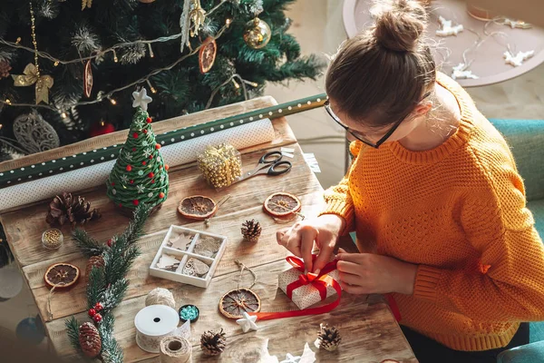 Una Mujer Joven Que Envuelve Navidad Presente Mesa Con Decoraciones — Foto de Stock