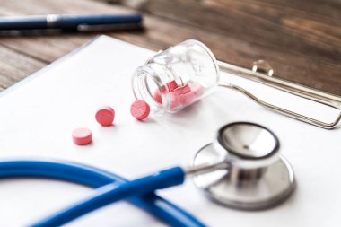 Steteskoplu bir panoda hastanın tıbbi geçmişi var.