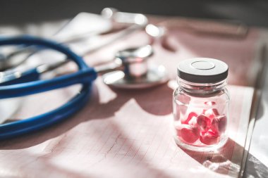 Steteskoplu bir panoda hastanın tıbbi geçmişi var.