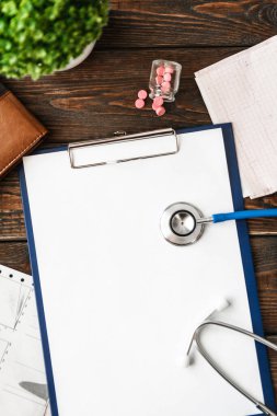 Steteskoplu bir panoda hastanın tıbbi geçmişi var.